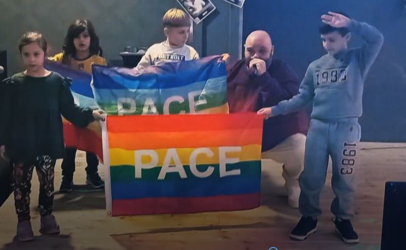 Zeus One sul palco con i bambini a favore della pace nel mondo per Love For All
